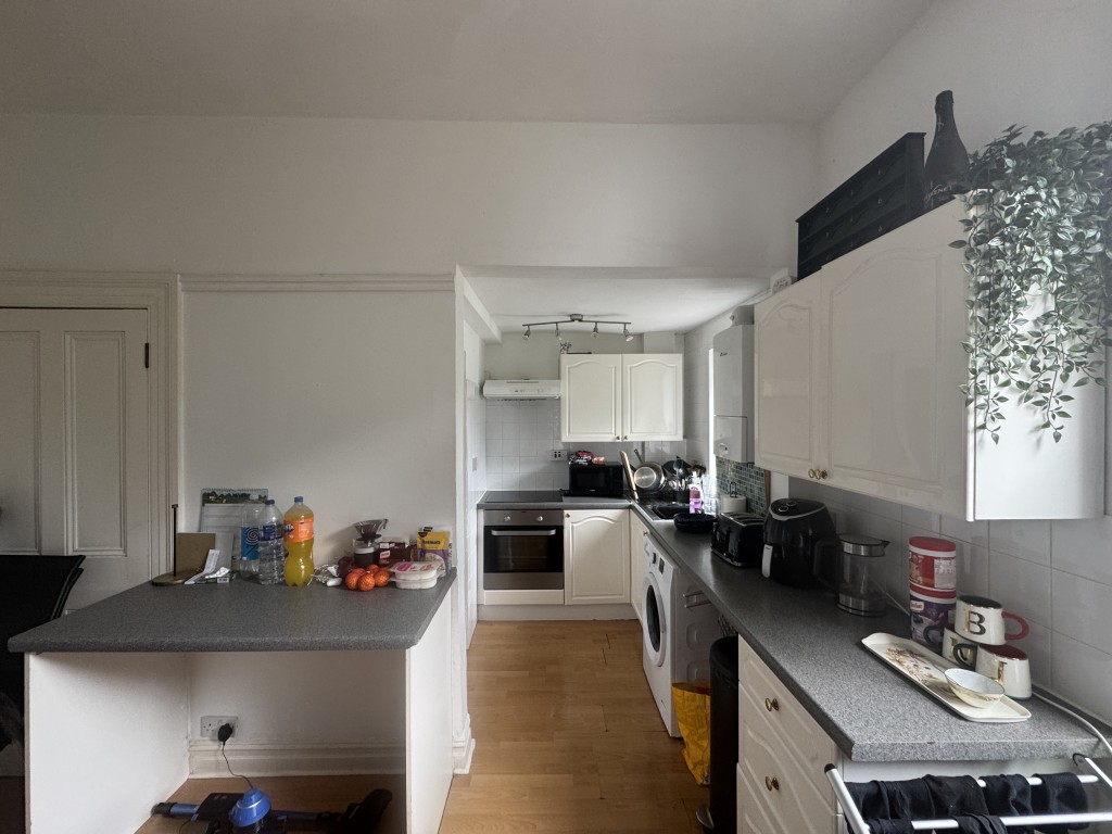 Lot: 89 - RESIDENTIAL INVESTMENT COMPRISING THREE-BEDROOM MAISONETTE AND GARDEN FLAT FOR IMPROVEMENT AND REPAIR - Maisonette kitchen
